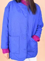 Campera negra con diseño acolchado y cierre con botones a presión.