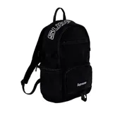 Mochila Supreme negra de denim con dos compartimentos frontales, correas ajustables y logo bordado en blanco.