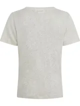 Remera color crema de lino con cuello en V y mangas cortas.