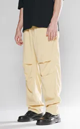 Pantalón de jogging color amarillo de tela corderoy liviano, con bolsillos laterales, cintura elástica con cordón y ojalillos personalizados.
