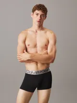 Pack de tres bóxers negros Calvin Klein con cintura elástica plateada y logo de la marca.