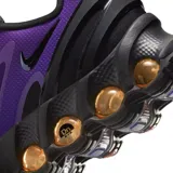 Championes Nike Air Max DN, color violeta y negro, con suela de burbujas color cobre.