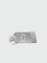 Bandolera Marc Jacobs modelo The Metallic Snapshot, color plateado, con logo de la marca en el frente.