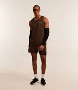 Bermuda deportiva marrón con short de compresión interno, cintura elástica con cordón ajustable y bolsillo interno para celular.
