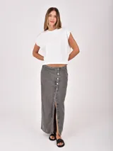 Falda larga de denim color celeste claro, de corte recto, con abertura frontal abotonada.