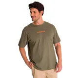 Remera verde militar de algodón, corte holgado, con cuello redondo y logo de Caterpillar estampado en color naranja en el pecho.