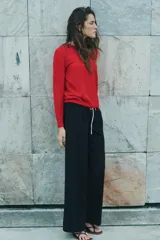 Pantalón ancho gris con textura de espiga, tiro alto, doble cintura elástica ajustable con cordón, pinzas frontales, bolsillos delanteros y falso bolsillo de vivo en la espalda.