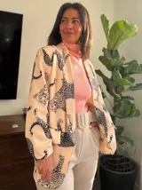 Blazer con estampado de leopardo en tonos neutros.