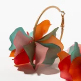 Aros colgantes con forma de flor de pétalos multicolores traslúcidos y aro dorado.