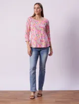 Remera de algodón estampada marca Ruby Rd, con mangas 3/4 y escote asimétrico.