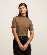Remera femenina de algodón color marrón, con cuello alto en punto roma y mangas cortas con dobladillo.