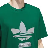 Remera verde de Adidas Skateboarding con logo Trefoil estampado en plateado y leyenda "adidas skateboarding" en la parte inferior del logo.