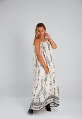 Vestido largo de tirantes color crudo con estampado de mandalas en negro y detalle de cordón ajustable en el escote.