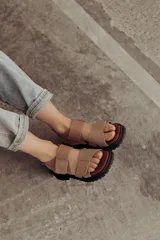 Sandalias color beige con tiras de cuero y ajuste con velcro, con base chunky negra.