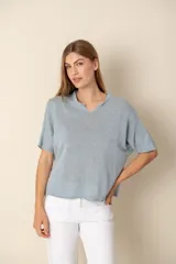 Sweater celeste de algodón con cuello en V y mangas cortas.