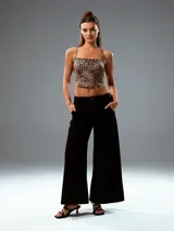 Top corto con estampado de cebra, breteles finos y espalda descubierta.