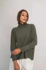 Buzo verde militar de cashmere con cuello alto.
