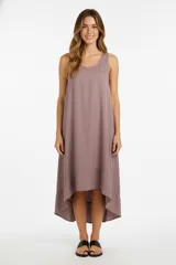 Vestido midi sin mangas color lila, de corte holgado y cuello redondo.