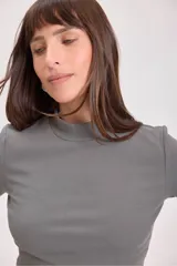 Remera gris de punto con cuello alto y mangas cortas.