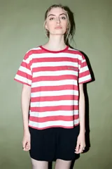 Remera de algodón con rayas horizontales rojas y blancas, cuello redondo y manga corta.