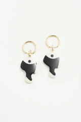 Par de aros dorados con dije de pez de resina en blanco y negro.