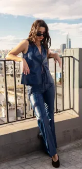 Chaleco azul de cuero ovino con escote en V y lazos de ajuste frontales.