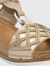 Sandalia beige con plataforma de yute, tira ancha sobre el empeine con diseño calado y ajuste con velcro.