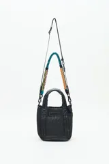 Cartera tote mini color negro, confeccionada en tejido tipo rafia. Cuenta con bolsillos internos, dos correas desmontables y abertura superior con cierre.