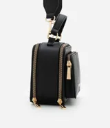 Bolso bandolera negro con correa de mano fija y asa larga ajustable desmontable. Cuenta con bolsillo delantero y cierre por cremallera.