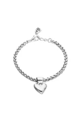 Pulsera de cadena estilo trigo o espiga, bañada en plata de ley, con un dije colgante de corazón liso y pulido. Incluye cierre de mosquetón y un dije pequeño con el logo de la marca.