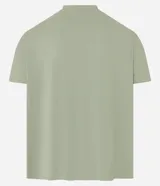 Remera deportiva color verde oliva, de corte regular, confeccionada en tejido texturizado con tecnología Dry. Presenta cuello redondo, mangas cortas y estampa lettering en el pecho.