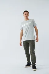 Pantalón cargo verde oliva, corte slim, con cierre de botón y cremallera, trabillas para cinturón y bolsillos cargo con botón.