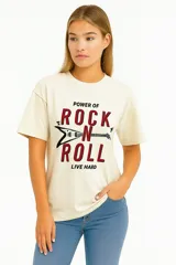 Remera negra de algodón con cuello redondo y mangas cortas. Estampado frontal con un corazón rojo atravesado por un rayo, tigres y la frase "Let It Rock".