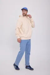 Canguro color crema con capucha y cordones ajustables. Estampado en relieve con la palabra "ORIGINAL" y el logo de la marca Jack & Jones.