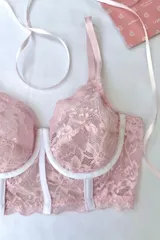 Corset corto con aro, confeccionado en puntilla elastizada rosa con breteles elásticos regulables y espalda ancha con broches regulables.