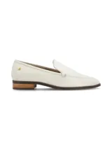 Mocasín plateado con estampado de cocodrilo, de cuero, con terminación en punta y remache metálico con logo de marca.