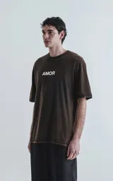 Remera negra con estampa de estilo gráfico con la palabra "Amor" y otros símbolos en color rojo y blanco.