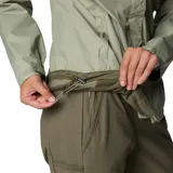 Campera impermeable Columbia Arcadia II color celeste, con capucha ajustable, cierre frontal con solapa, bolsillos con cierre y puños ajustables.