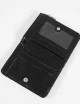 Billetera pequeña color rojo ladrillo con diseño matelaseado en forma de rombos y logo metálico plateado en la esquina inferior. Tiene cierre superior y compartimentos internos.