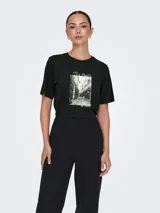 Remera negra de cuello redondo y mangas cortas con estampado de una calle y texto en blanco.