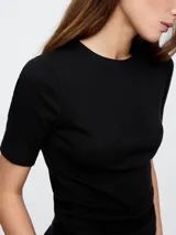 Remera blanca de algodón con cuello redondo y mangas cortas.