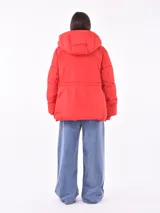 Campera puffer roja con capucha, cierre frontal con cremallera y bolsillos laterales con cierre.