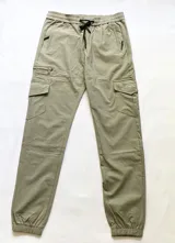 Pantalón kargo gris con detalles en negro y bolsillos laterales con cierre.