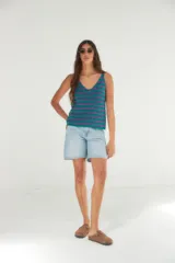 Musculosa de punto con rayas horizontales color verde y violeta, escote en V y breteles anchos.