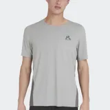 Remera deportiva Le Coq Sportif Training Pro, color gris claro, de manga corta y cuello redondo. Presenta paneles laterales en gris oscuro y el logo de la marca bordado en el pecho.