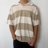 Chomba tejida de corte oversize con rayas horizontales en beige claro y tostado, cuello polo y mangas cortas.