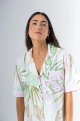Camisa corta de algodón estampado con cuello clásico, abotonada adelante con vivo y mangas cortas.