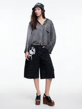 Camisa gris de manga larga confeccionada en viscosa teñida en frío, con efecto gastado. De corte relajado, con bolsillo delantero y puños amplios.