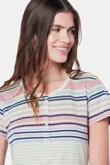Remera de manga corta con botones, con rayas horizontales en tonos beige, azul, rosa y gris.