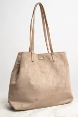 Bolso tipo tote bag grande color marrón, confeccionado en cuero vegano, con doble asa de hombro y detalle de pañuelo estampado atado a una de las asas.